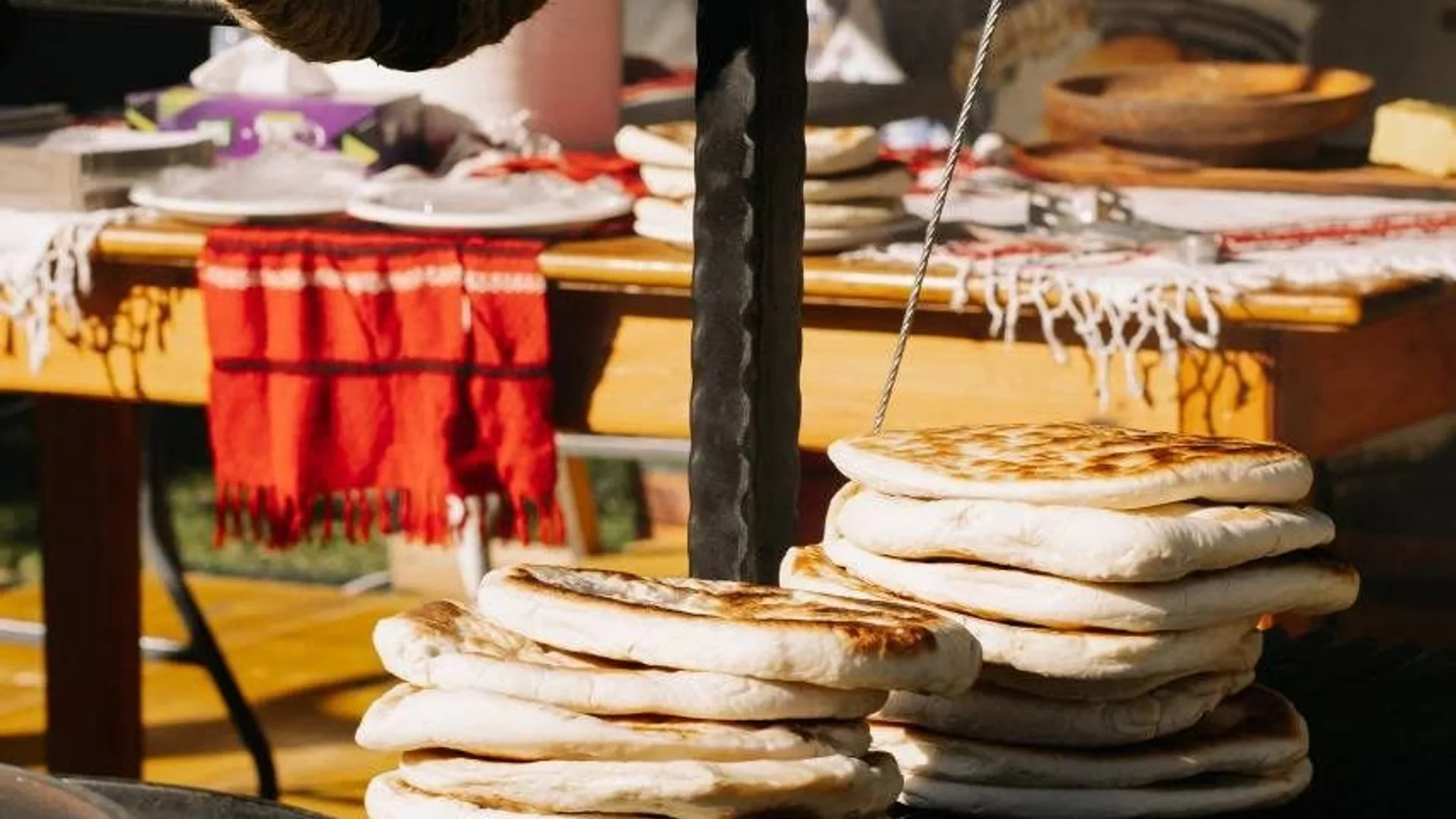 Lipii coapte stivuite lângă o masă cu ustensile de gătit