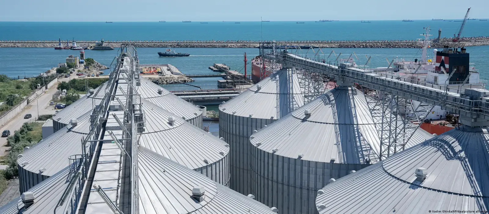 Silozuri portuare pentru cereale, benzi transportoare și nave la cheu