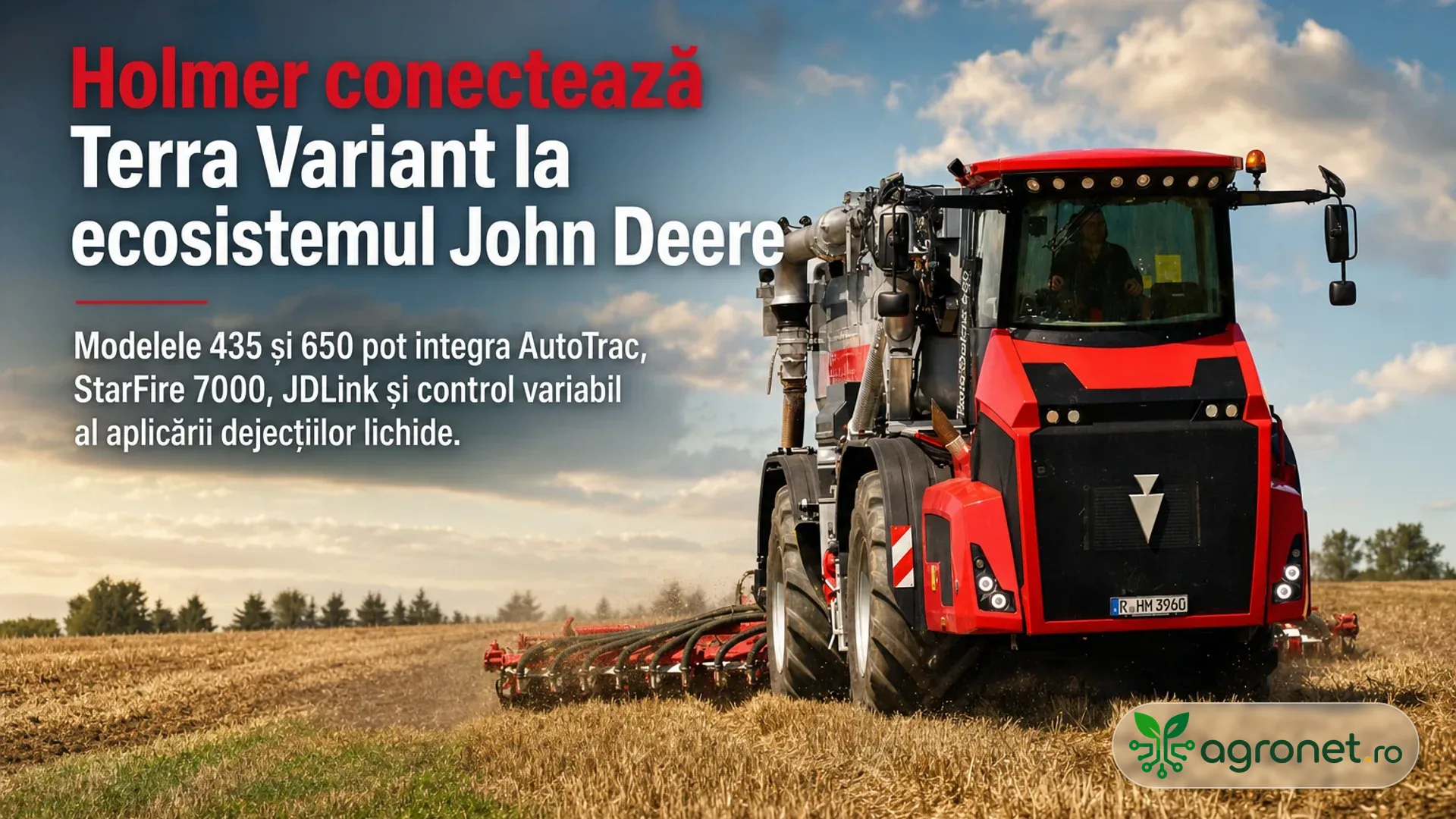 Utilaj agricol autopropulsat roșu lucrează pe un câmp cu miriște, tractând un echipament de aplicare în sol.