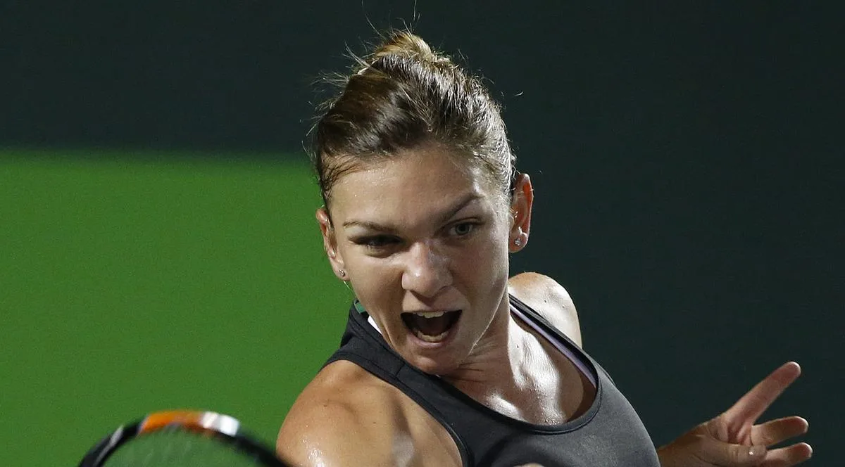 Simona Halep în timpul unui schimb pe terenul de tenis