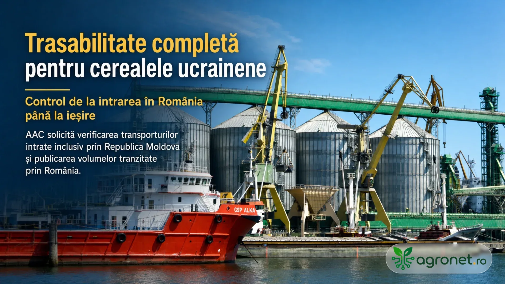 Terminal portuar cu silozuri, macarale și o navă roșie acostată la cheu.