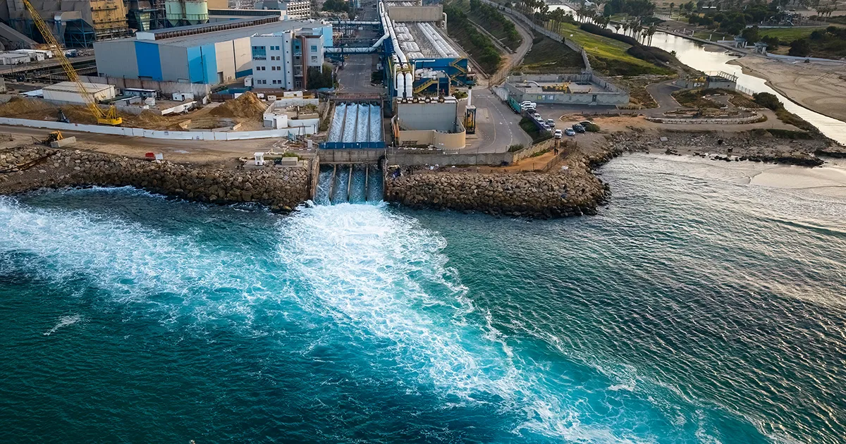 Instalație industrială la țărm, cu apă evacuată în mare