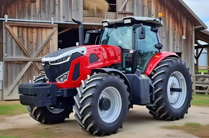 Tractor roșu cu cabină, parcat în fața unui hambar din lemn