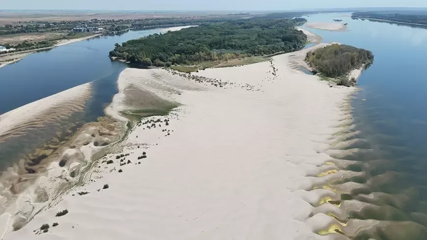 Bancuri întinse de nisip pe Dunăre, expuse de nivelul scăzut al apei