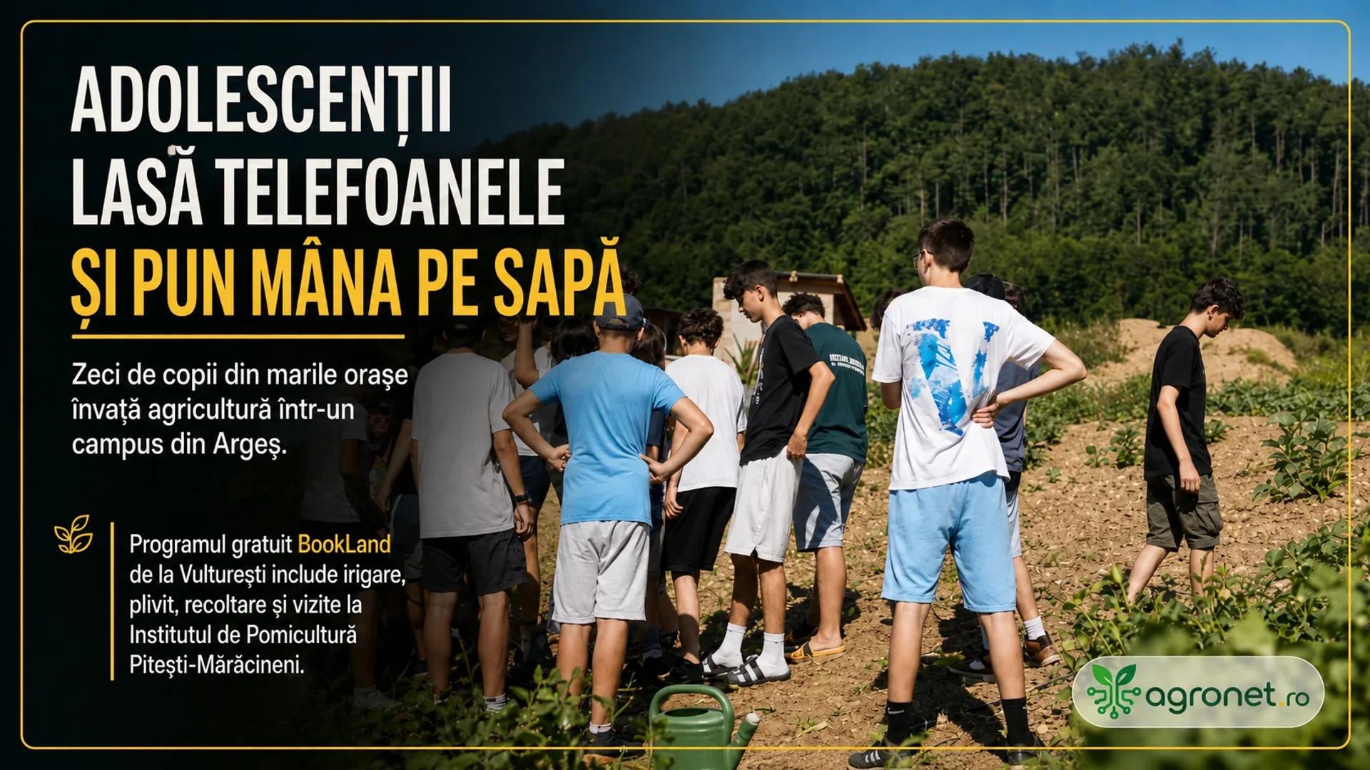 Grup de adolescenți pe un teren cultivat, lângă o stropitoare verde, cu pădure pe fundal.