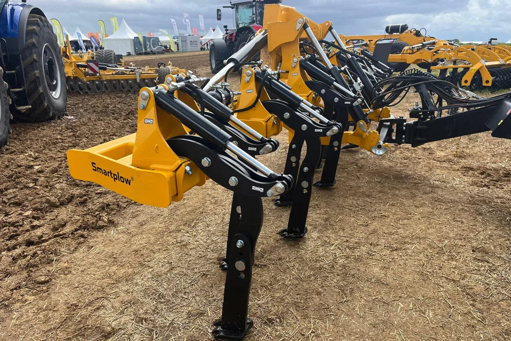 Smartplow pliabil cu cilindri hidraulici și cuțite, prezentat pe teren