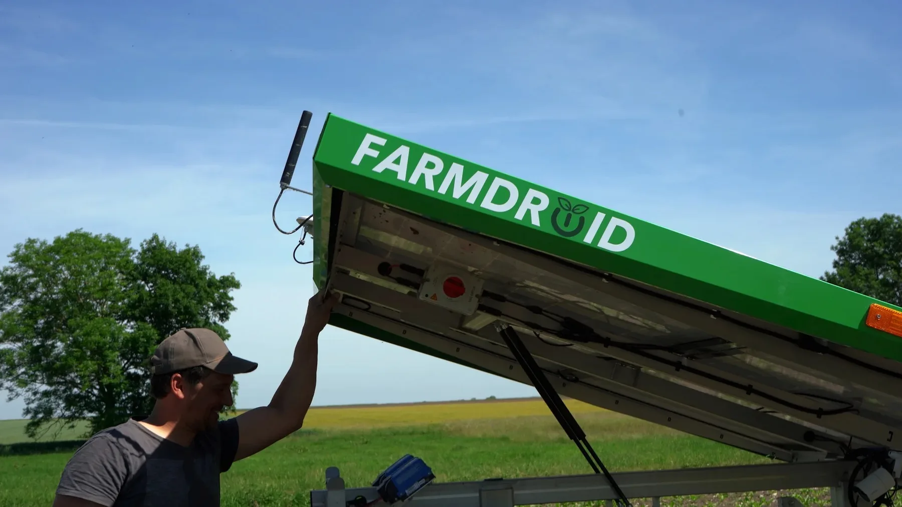 Roboții FarmDroid FD20 au lucrat mii de hectare în 2026 – producătorul prezintă date despre însămânțare și plivit