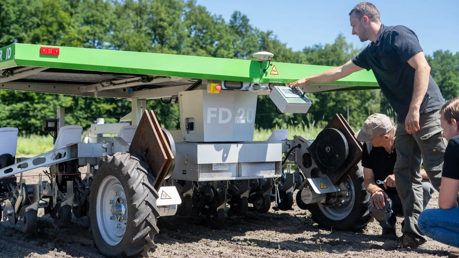 Roboții FarmDroid FD20 au lucrat mii de hectare în 2026 – producătorul prezintă date despre însămânțare și plivit