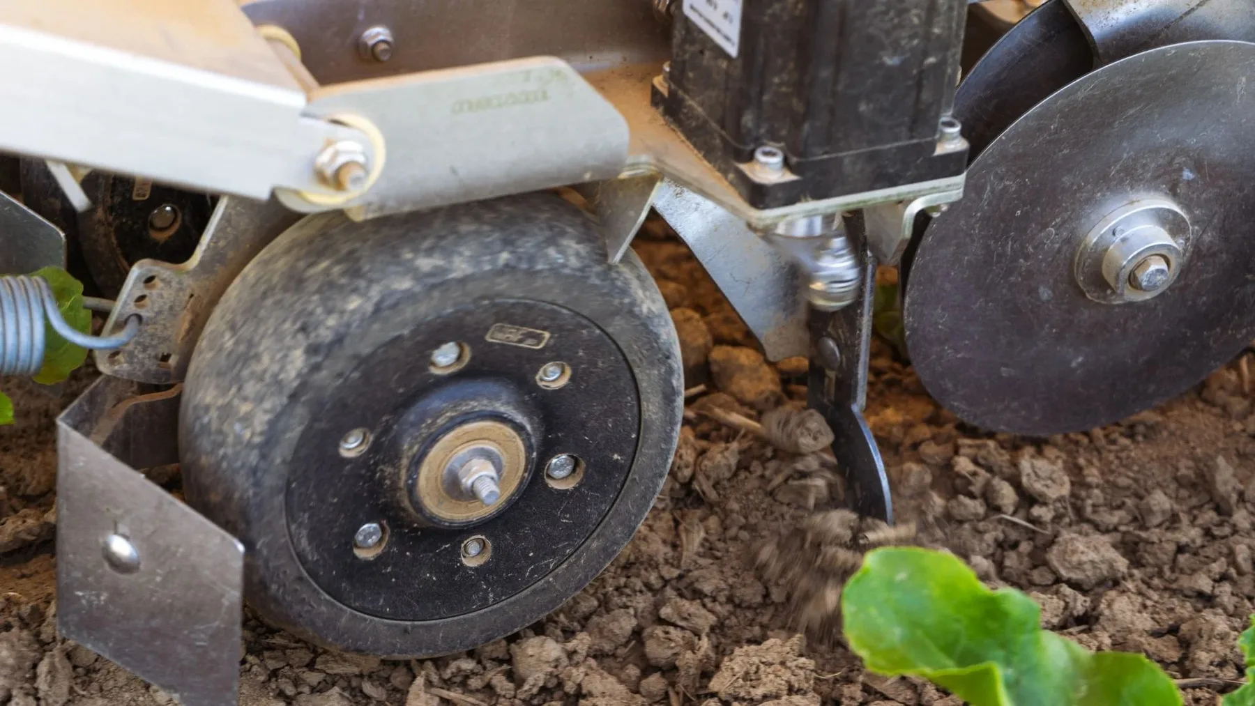 Roboții FarmDroid FD20 au lucrat mii de hectare în 2026 – producătorul prezintă date despre însămânțare și plivit