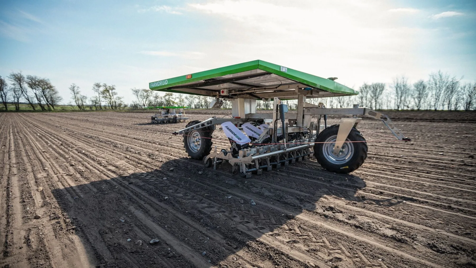 Roboții FarmDroid FD20 au lucrat mii de hectare în 2026 – producătorul prezintă date despre însămânțare și plivit