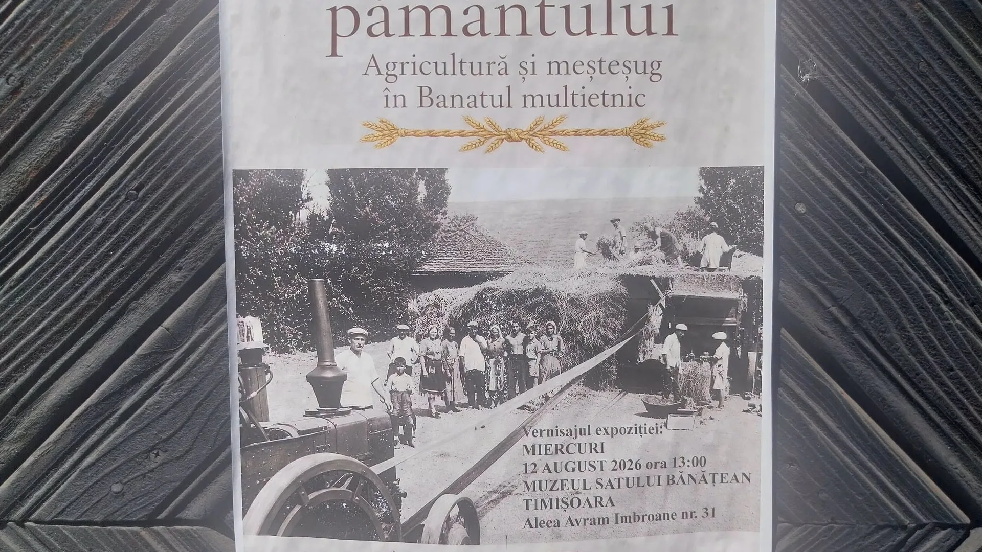 Afișul expoziției Uneltele pământului, cu fotografie agricolă istorică
