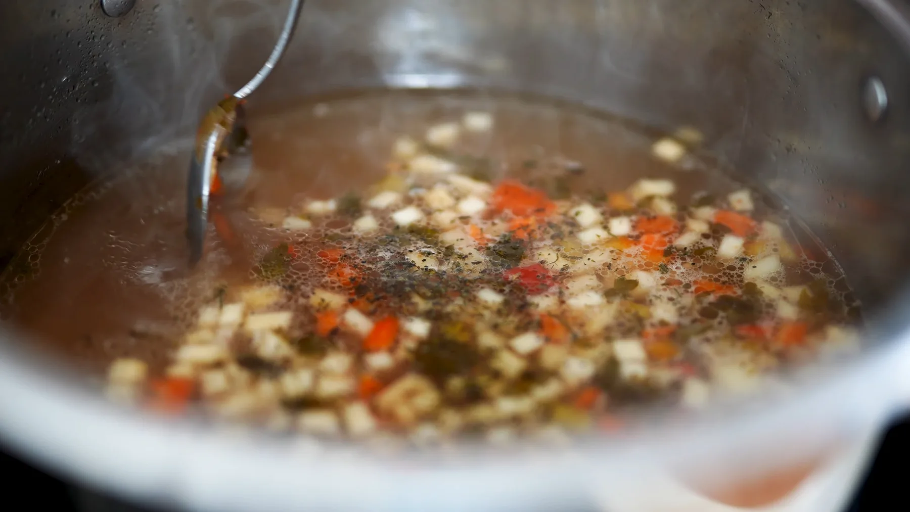 Oală cu legume tocate, condimente și zeamă pentru ciorbă
