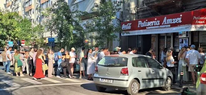 Coada de clienți se întinde pe trotuar la Patiseria Amzei