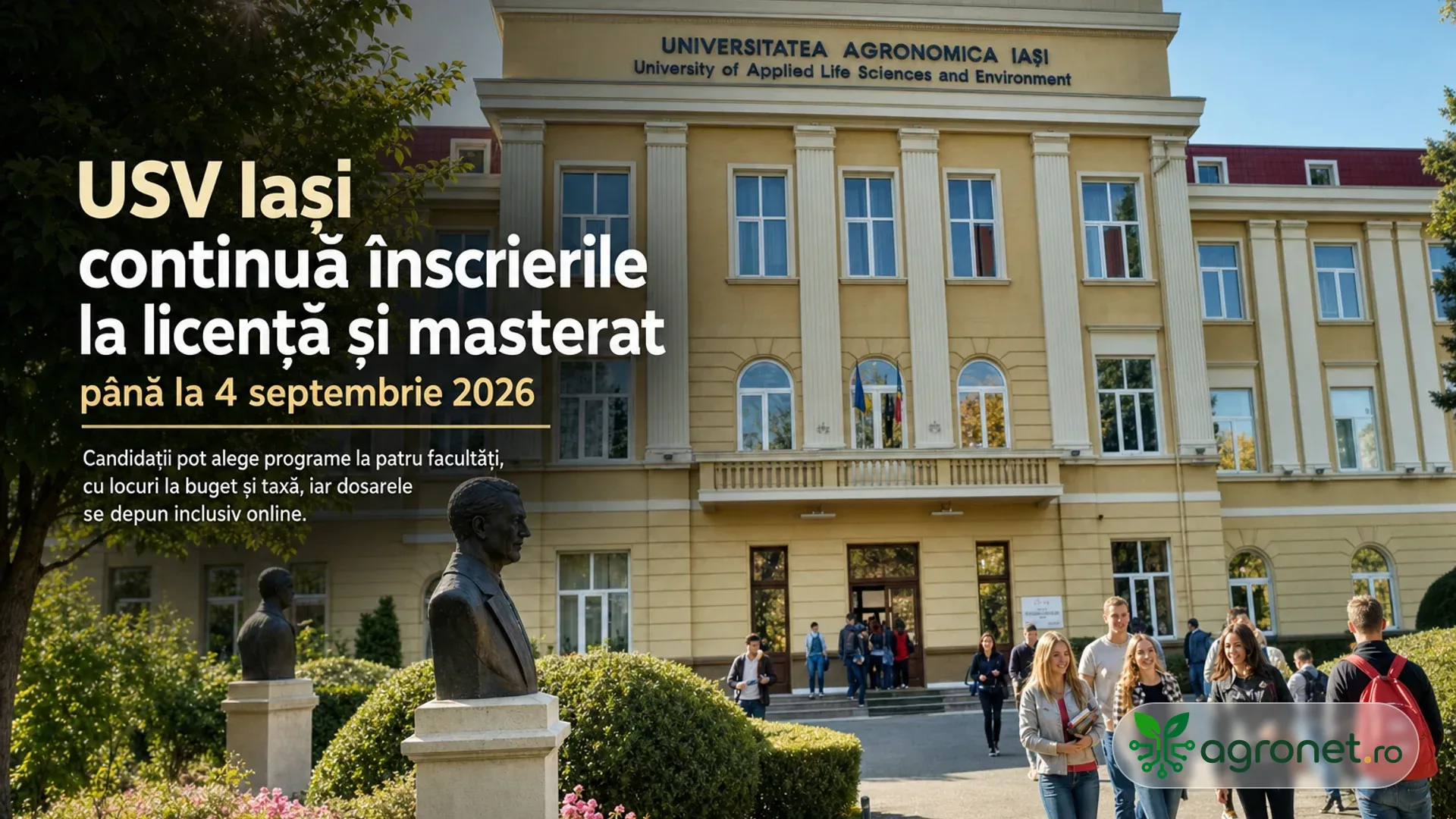 Studenți în fața unei clădiri universitare cu fațadă galbenă, coloane și busturi în curte.