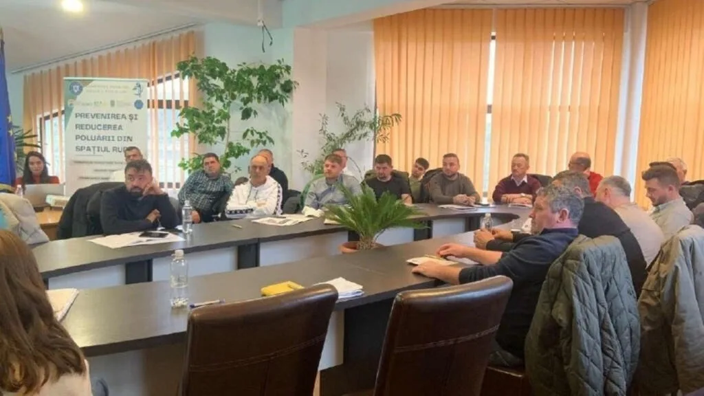 Participanți la o întâlnire despre agricultură de precizie, într-o sală de conferințe