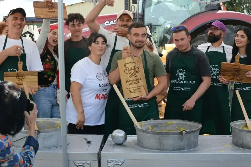 Tineri premiați la concursul Mămăliga de Aur, lângă ceaune și tractor