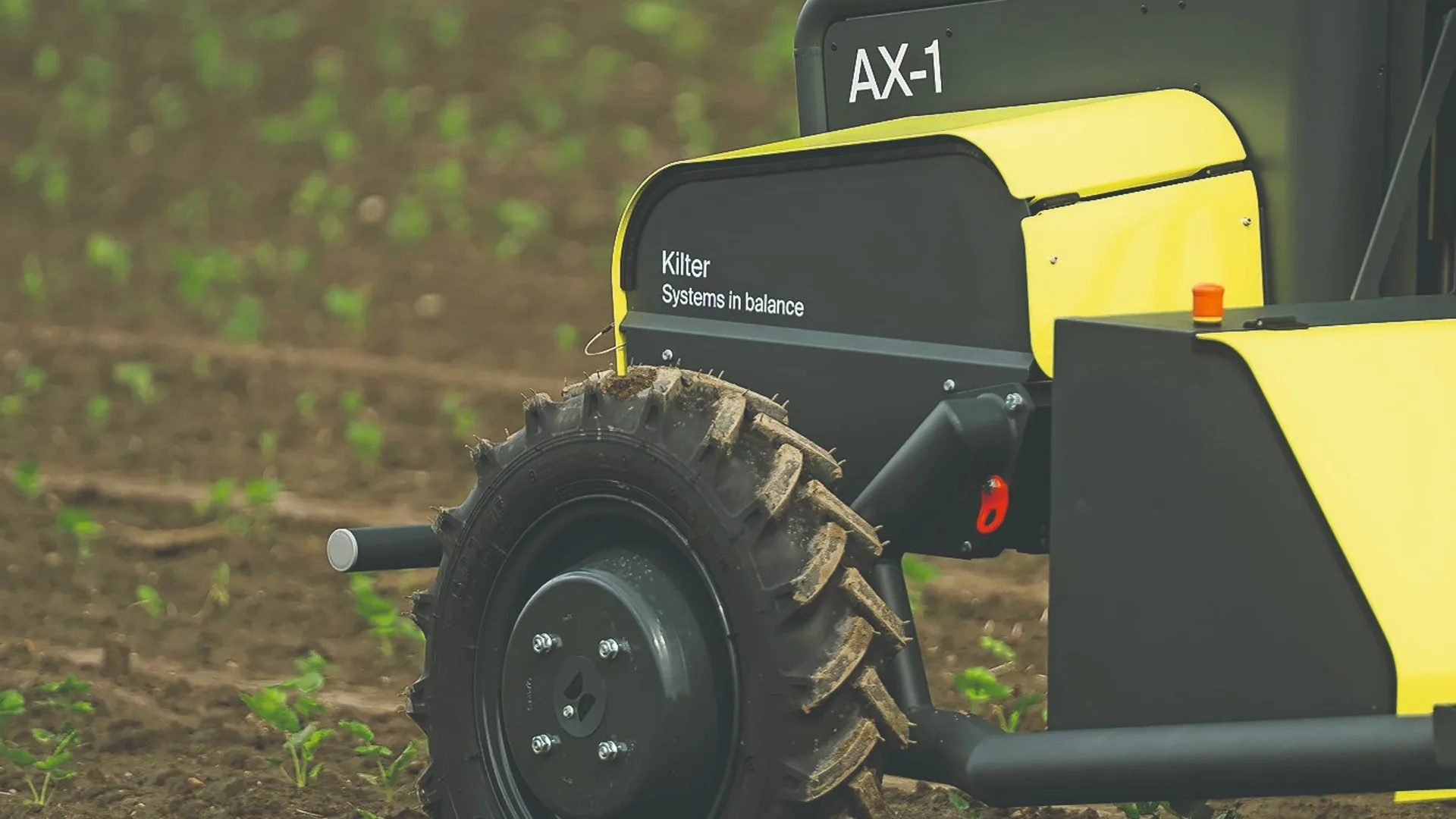 Roată și carcasă marcate AX-1 pe utilaj agricol de precizie