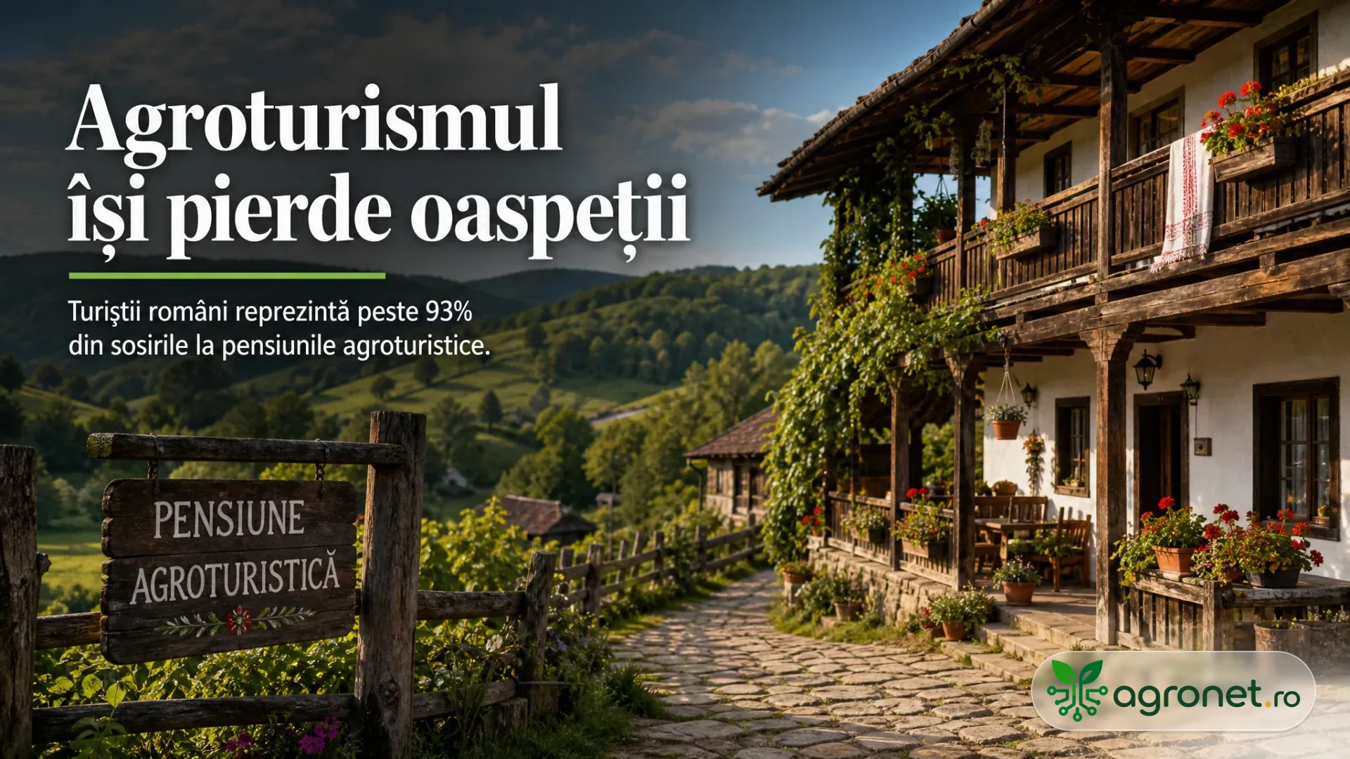 Pensiune rurală cu balcon din lemn, flori și alee pietruită, lângă un panou de pensiune agroturistică.