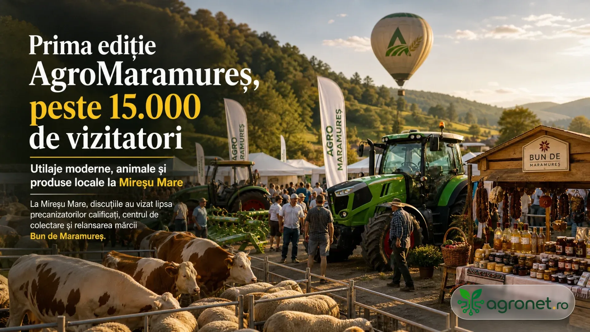 Târg agricol în zonă rurală, cu bovine și oi în țarcuri, tractoare, standuri cu produse locale și vizitatori.