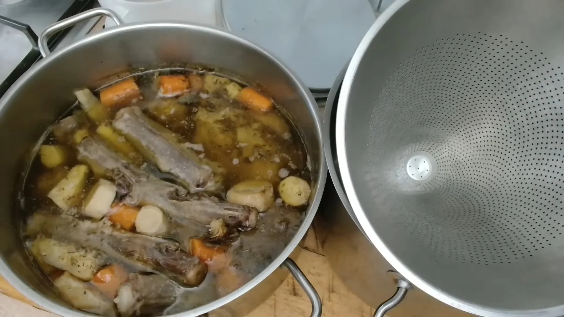 Supă cu oase și rădăcinoase, pregătită pentru strecurare în sită