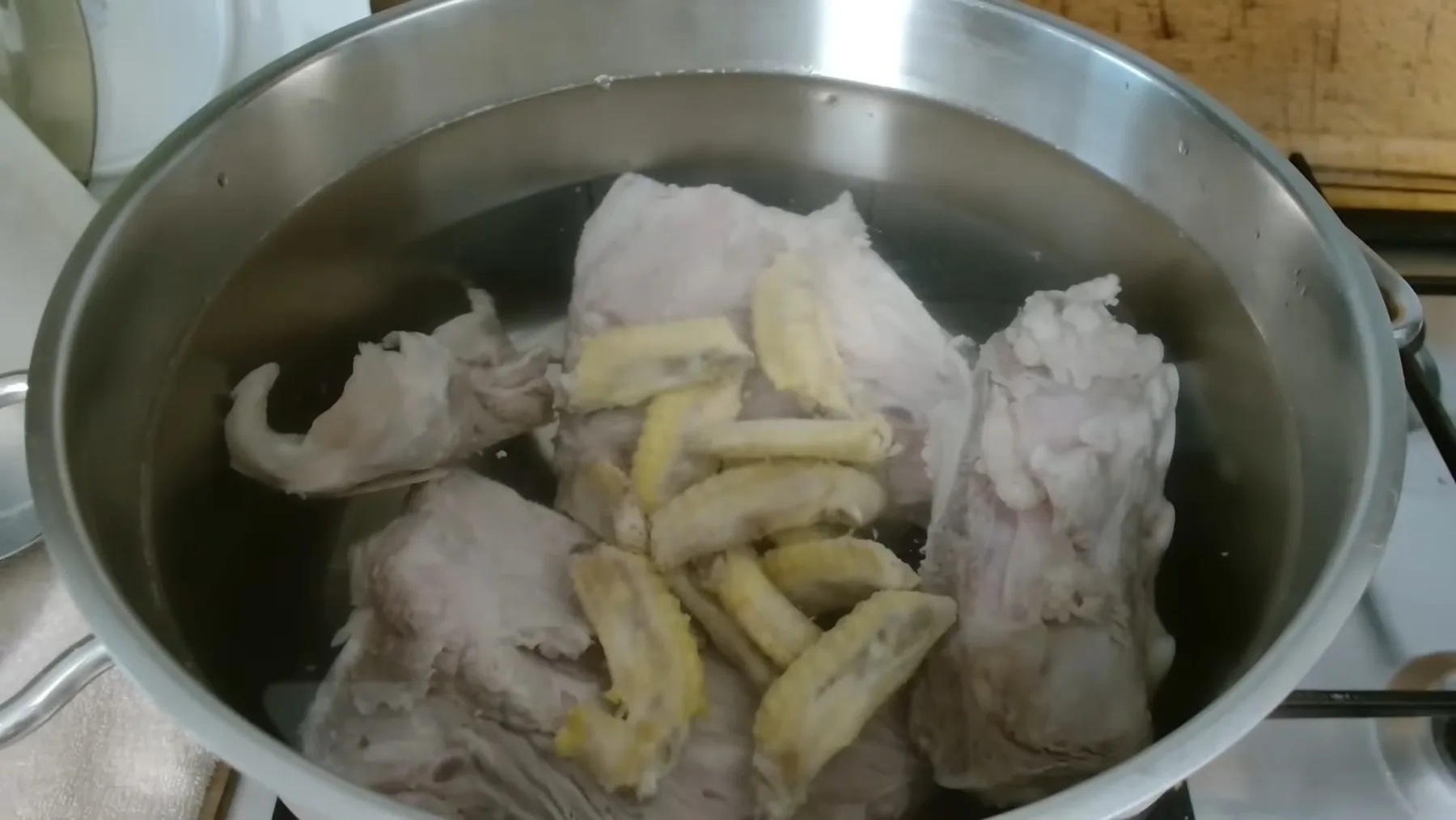 Oase opărite fierb într-o oală mare cu apă