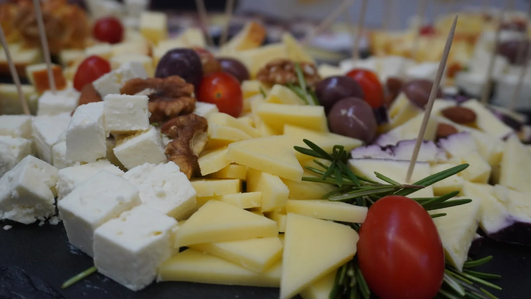 Platou cu brânzeturi, nuci, roșii cherry și măsline pentru degustare