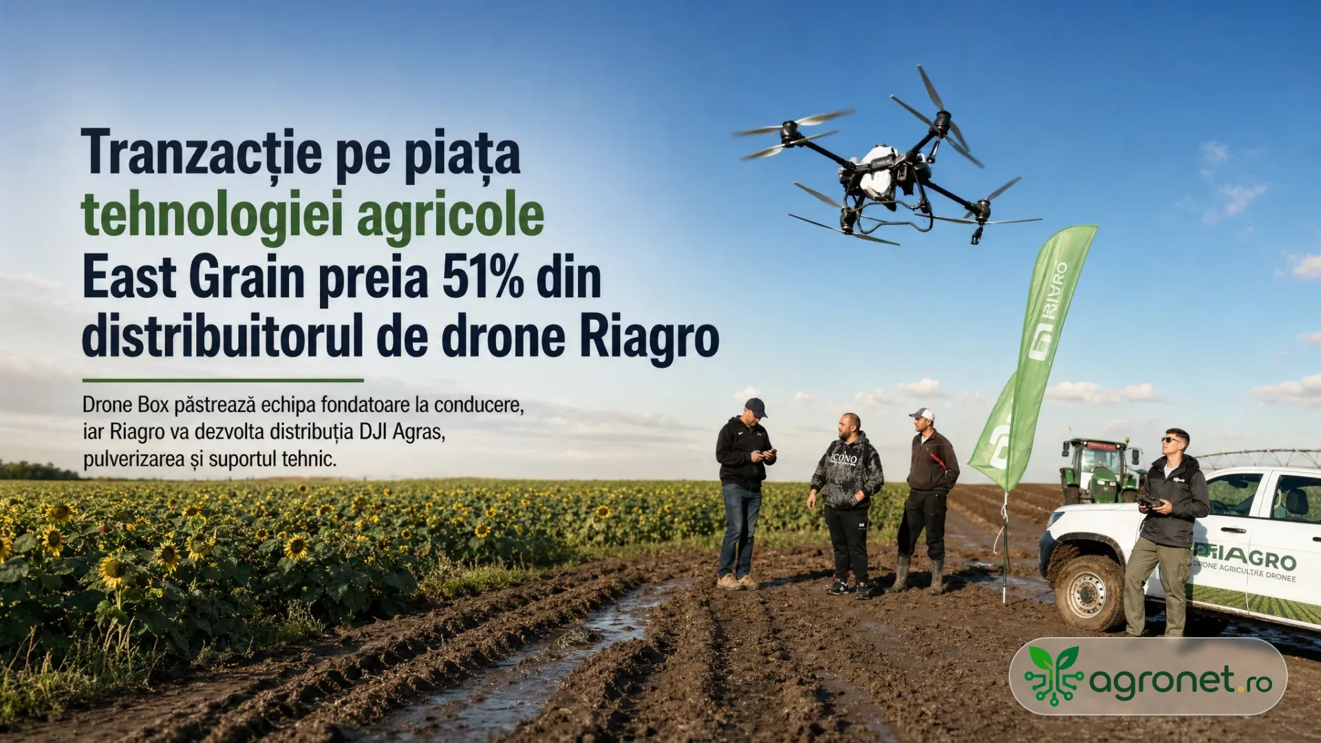 Dronă agricolă zboară deasupra unui câmp de floarea-soarelui, lângă mai multe persoane și un vehicul de teren.