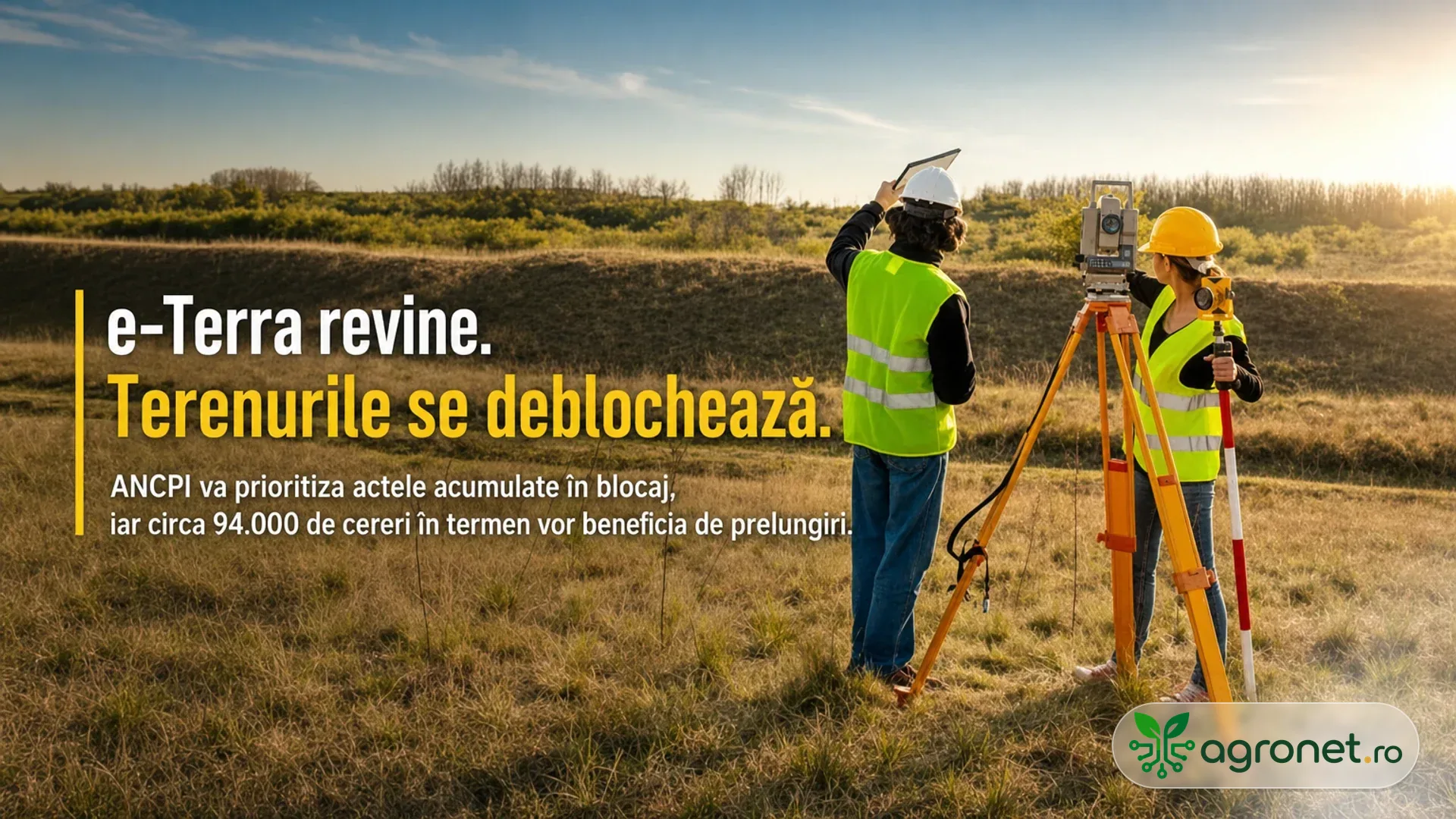 Doi specialiști cu veste reflectorizante folosesc un aparat topografic pe un teren deschis.