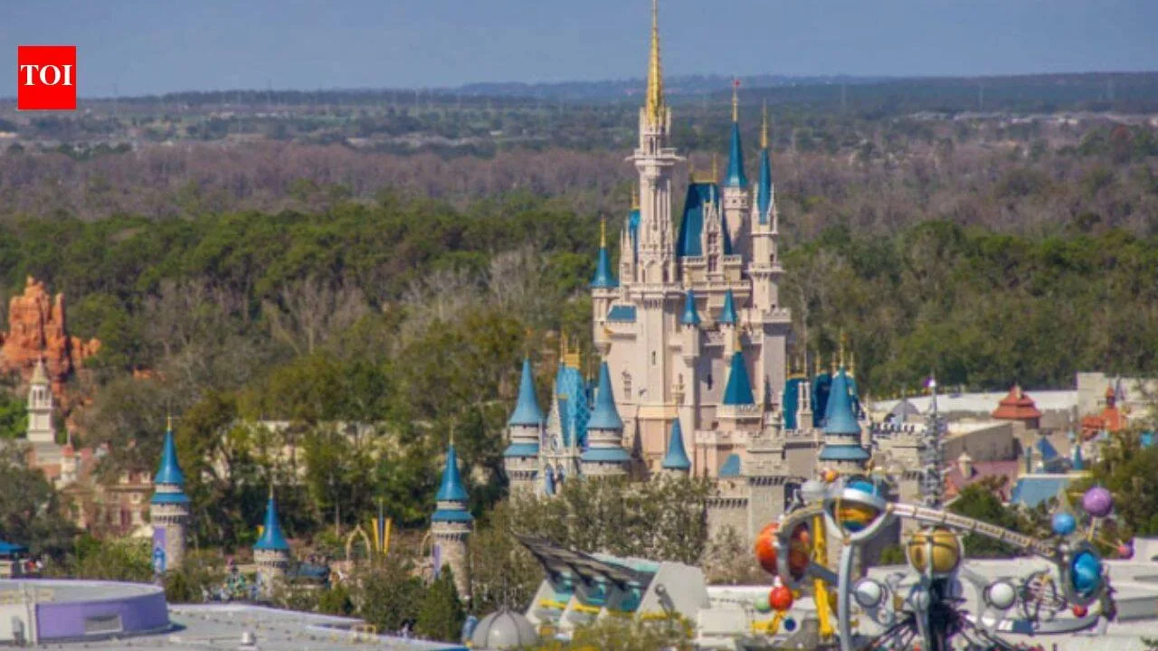 Castelul Disneyland cu turnuri albastre, văzut de la distanță